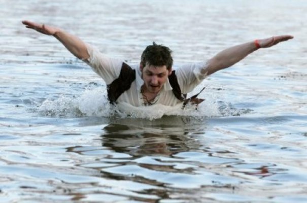 Nebunia dintre ani - băi în apele îngheţate! Vezi galerie foto